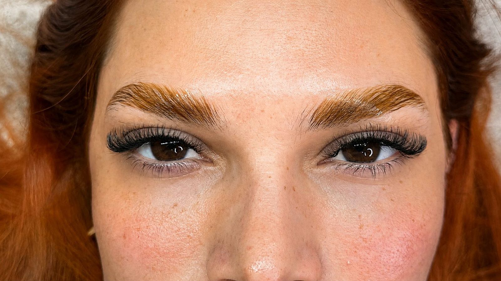 Cejas y pestañas perfiladas en Ziba